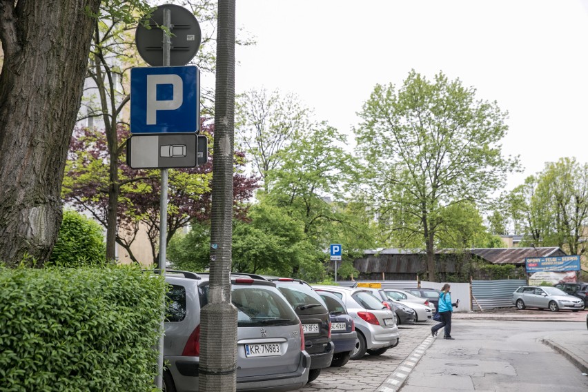 Gmina zawłaszczyła parking przy ul. Krasickiego i wyznaczyła...