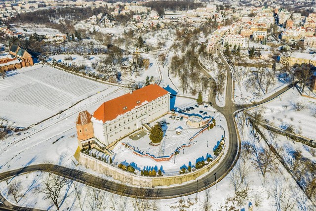 Tegoroczna zima maluje wyjątkowo urokliwe krajobrazy. Niesamowite widoki regionu okrytego białym puchem uwiecznił Sławek Rakowski, znany operator drona i fotograf. Wybraliśmy dla Państwa 20 najbardziej zachwycających zdjęć naszego regionu, między innymi z Kielc, Sandomierza, Opatowa, Staszowa i Szydłowa. Niektóre zapierają dech w piersiach, zobaczcie sami.Zapraszamy na zimową podróż po regionie. Zdjęcia z drona autorstwa Sławka Rakowskiego na kolejnych slajdach>>>Zobacz także:Źródło: STORYFUL. Dostawca: x-news