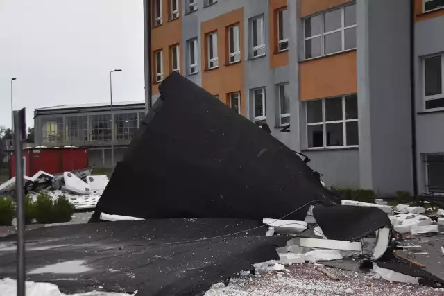 Wichura zerwała dach na budynku Zespołu Szkół nr 1 w Myszkowie