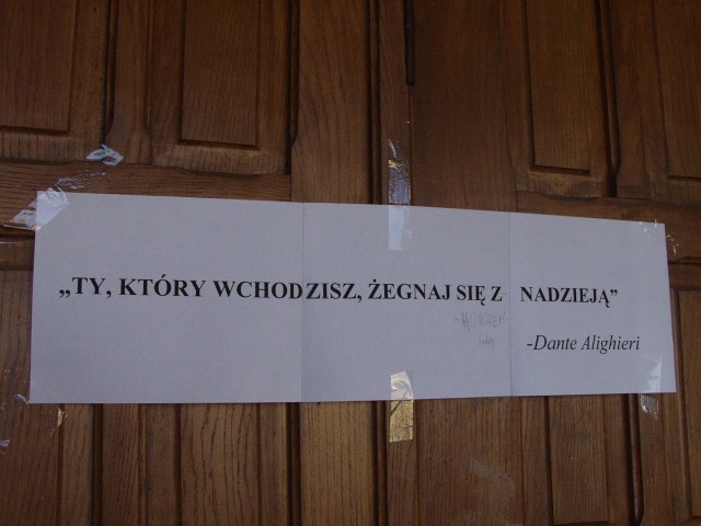 "Ty, który wchodzisz, zegnaj sie z nadzieją" - glosilo haslo zawieszone na drzwiach w III LO w Opolu.