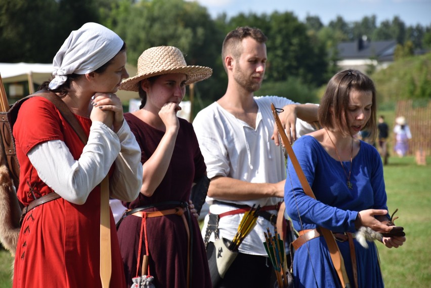 Rycerze walczą na siewierskich błoniach. 28 lipca bitwa o zamek w Siewierzu