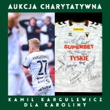 Kamil Kargulewicz, były piłkarz między innymi Siarki Tarnobrzeg i Pogoni Staszów, wystawił koszulkę na aukcję charytatywną dla Karoliny