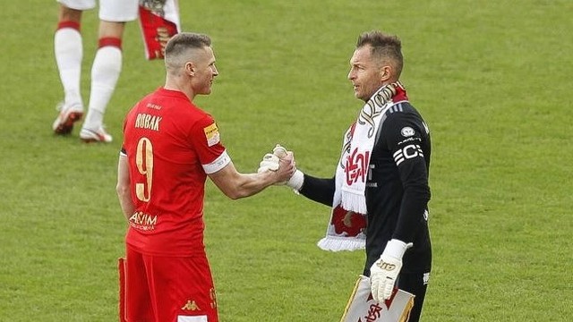Kapitanowie drużyn: Marcin Robak (Widzew) i Arkadiusz Malarz (ŁKS)