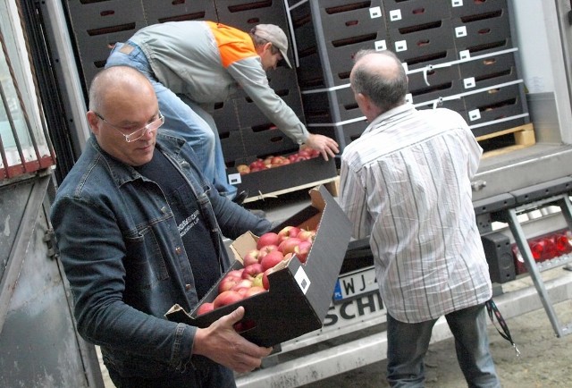 Do magazynu koszalińskiego PCK przy ul. Grunwaldzkiej trafiły rozładowywane wczoraj skrzynki pełne najlepszej jakości jabłek. Korzystający z pomocy PCK mogą się po nie zgłaszać.