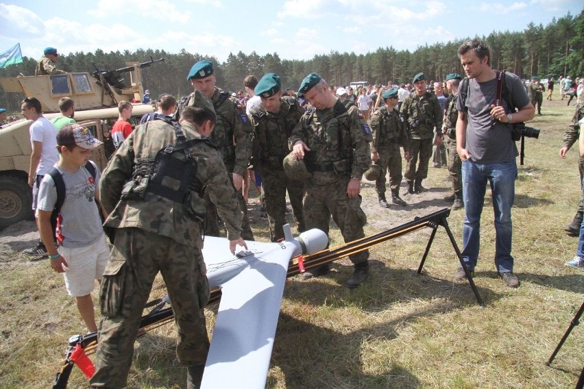 Żołnierze pokazują Orbiter v.2014, taktyczny bezzałogowy...