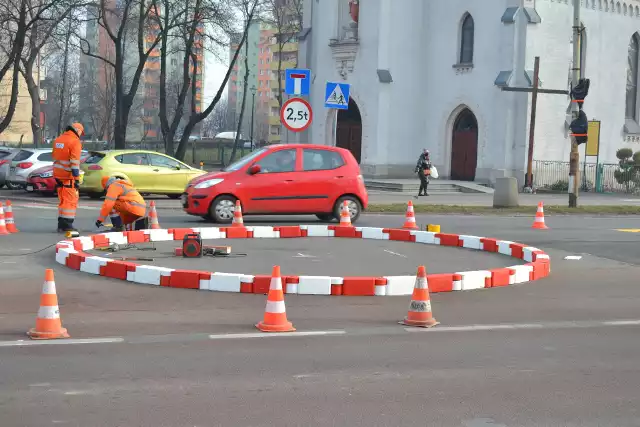 Zakończono prace na skrzyżowaniu ulic Wawel i Barbary. Od czwartku, 4 marca, jest tutaj rondo. Zobacz kolejne zdjęcia. Przesuń zdjęcia w prawo - wciśnij strzałkę lub przycisk NASTĘPNE