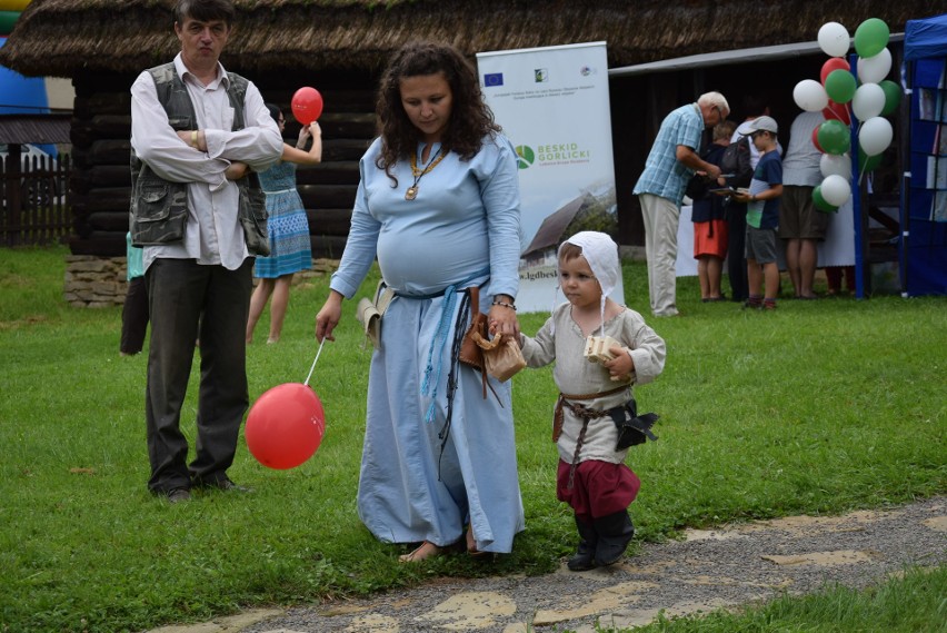 Szymbark. XV Panorama Kultur. W skansenie głośno gra muzyka, jest mnóstwo ludzi, są stoiska z rękodziełem, gospodynie częstują pysznościami