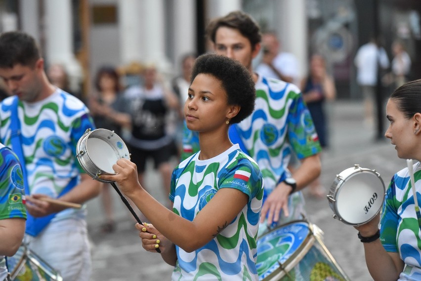 Brasil Show na ulicach Torunia! Szalona Samba przeszła ulicami starówki