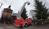 Wozy strażackie przed kościołem w Cudzynowicach. Po co przyjechali ratownicy z Kazimierzy Wielkiej i ochotnicy z Topoli? Zobaczcie zdjęcia