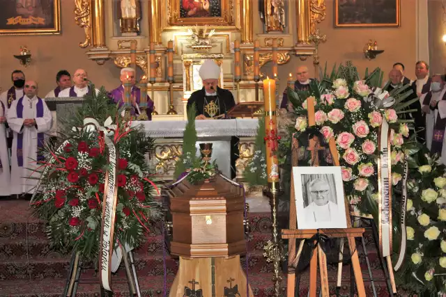 Rodzina, przyjaciele oraz wierni żegnali w piątek i sobotę księdza Witolda Dobrzańskiego byłego proboszcza parafii Matki Bożej Wspomożenia Wiernych w Połańcu, który zmarł 9 lutego w wieku 73 lat.