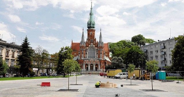 Rynek Podgórski powoli zmienia swoje oblicze. Wczoraj trwało jeszcze montowanie nowej małej fontanny