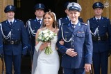 Cudowny ślub policjanta z Katowic i policjantki z Tychów. Przepiękna uroczystość z asystą honorową