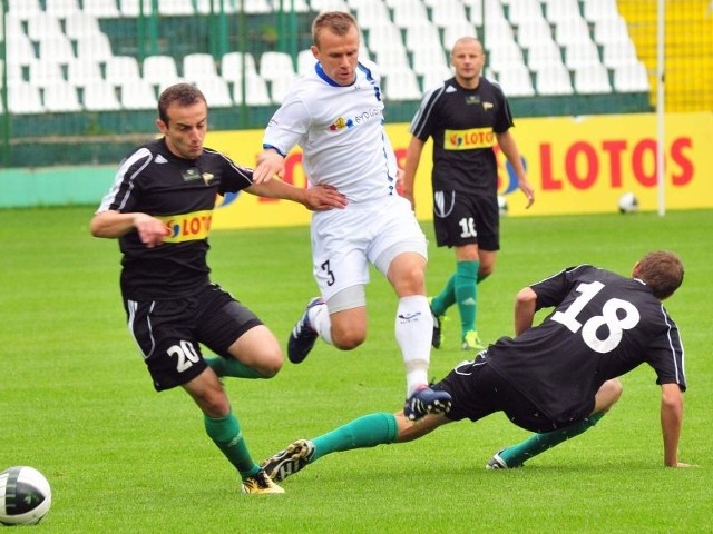 (na biało) atakowany przez graczy Lechii.