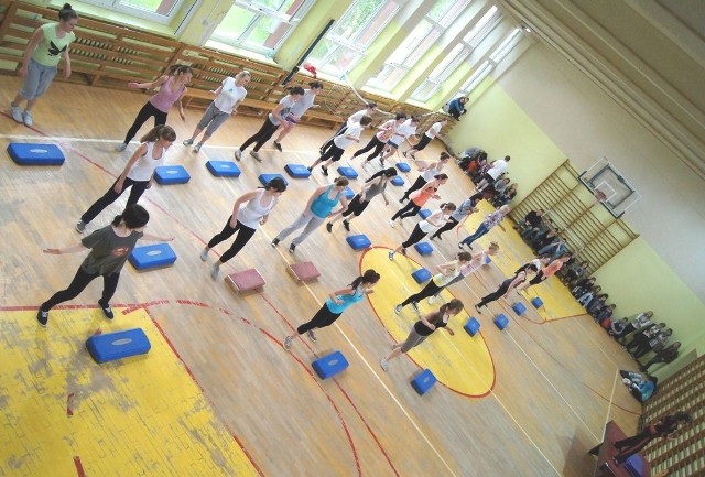 W sali gimnastycznej prowadzone były zajęcia fitness.