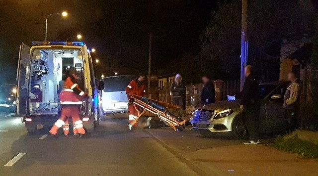 Do potrącenie doszło w czwartek, 23 listopada, wieczorem na ul. Jędrzychowskiej. Ranny rowerzysta został zabrany do szpitala przez karetkę pogotowia ratunkowego.Rowerzysta został potrącony przez kierowcę mercedesa, który wyjeżdżał z uliczki między domkami na ul. Jędrzychowskiej. Wtedy przodem uderzył w jadącego rowerem mężczyznę lub zajechał mu drogę i rowerzysta uderzył w przód mercedesa. Rowerzysta prawdopodobnie jechał chodnikiem, ale to będzie ustalać policja.Potrącony mężczyzna leżał na chodniku. Jeden z kierowców dał mu koc. Ludzie zabezpieczyli miejsce do czasu przyjazdu pomocy.  Kierowca mercedesa oraz świadkowie na miejsce wypadku wezwali pogotowie ratunkowe i zawiadomili policję. Ekipa karetki pogotowia ratunkowego zabrała poszkodowanego na nosze i zawiozła do szpitala.Zielonogórska drogówka będzie ustalać dokładny przebieg zdarzenia.Kierowca potrącił na przejściu trzy osoby w Mikołowie. Dwie dziewczynki nie żyjąZobacz też: Narkotykowy gang rozbity. Możliwe kolejne zatrzymania