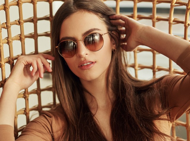 Majówka 2018. Sprawdź czy masz odpowiednie okulary na słońce. Co w tym roku  jest modne? | Strefa Biznesu