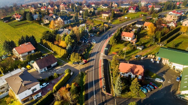 Zakończył się kolejny etap poprawy bezpieczeństwa przy DW 964 w gminie Wieliczka. Budowa chodnika w Pawlikowicach kosztowała 707 tys. zł