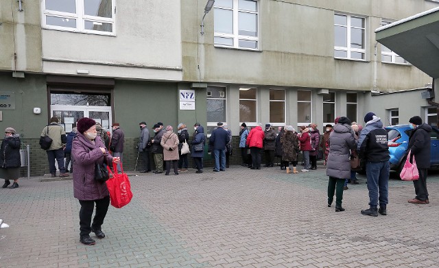 W piątek po godz. 9 zaczęło brakować numerków na szczepienia w miejskich przychodniach w Łodzi. Seniorzy odchodzili z rejestracji z kwitkiem. Rekordziści czekali na zapisanie się nawet kilka godzin w kolejkach. NFZ uspakaja: w piątek po południu nadal są miejsca, ale trzeba wybrać inną przychodnię. Raport z pierwszego dnia zapisów.CZYTAJ DALEJ >>>>[a]https://dzienniklodzki.pl/testowanie-nauczycieli-w-lodzi-na-koronawirusa-juz-trwa-klasy-iiii-wracaja-do-stacjonarnej-szkoly-18-stycznia/ga/c1-15383978/zd/47402170;Testowanie nauczycieli w Łodzi na koronawirusa już trwa. Klasy I-III wracają do stacjonarnej szkoły 18 stycznia/a]