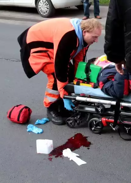 Potrącenie na ul. Santockiej w SzczecinieMężczyzna potrącony na pasach na ul. Santockiej. Poszkodowanego zabrało pogotowie. Według świadków mężczyzna po uderzeniu przez samochód przeleciał około 30 metrów.