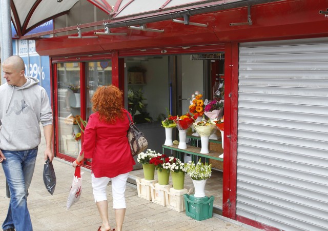 Szczecin: Kwiaciarki wróciły do centrumSzczecinianie przyzwyczaili się już do kwiatów u zbiegu ulic Wyszyńskiego i Niepodległości.