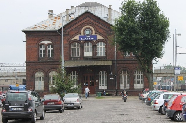 Tak wygląda teraz kluczborski dworzec. Kluczbork od XIX wieku jest ważnym węzłem kolejowym. W 1868 roku oddano do użytku linię Oleśnica-Namysłów-Kluczbork-Fosowskie (odcinek do Fosowskiego jest już nieczynny). W 1869 r roku linię Kępno-Kluczbork. W 1883 roku trasę Kluczbork-Olesno, w 1889 roku otwarto szlak Kluczbork-Jełowa (aktualnie z Kluczborka przez Jełową do Opola jeżdżą szynobusy). Z Kluczborka można dojechać pociągiem bezpośrednio do Wrocławia, Katowic i Poznania.