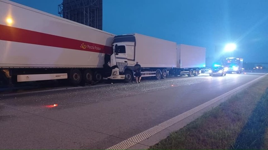 Groźny wypadek na A1. Ciężarówka wjechała w iveco Poczty Polskiej ZDJĘCIA