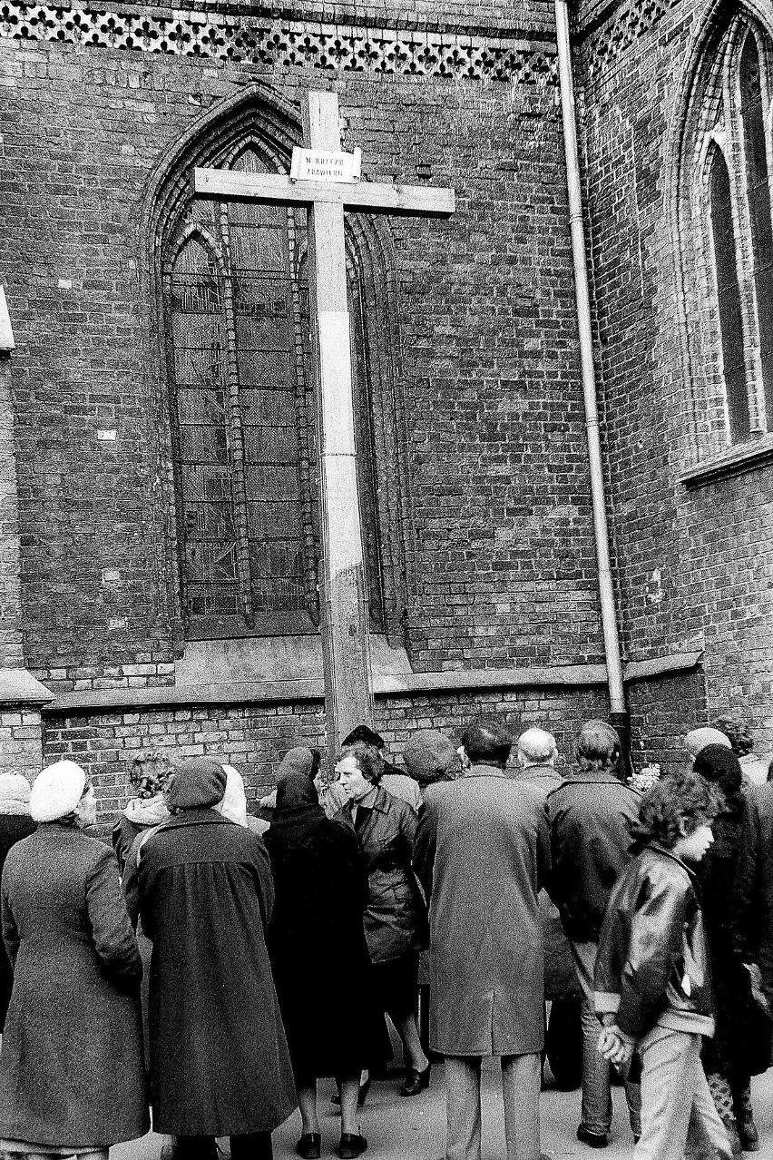 Był 12 marca 1982 roku, kiedy z krzyża przed kościołem...