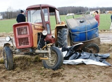 60-latek wypadł z traktora i zginął. Przygniotła go przyczepa
