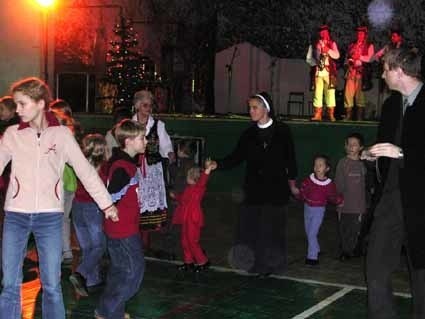 Ponad 240 dzieci z biednych rodzin  uczestniczyło w niedzielnej zabawie mikołajkowej w sali sportowej w dawnych koszarach. Przygotowały ją władze miasta i Zarząd Klubu Ziemi Dębickiej w Chicago, który przekazał pieniądze.  Dzieci otrzymały paczki oraz bawiły się przy muzyce Zespołu Ludowego "Morsy", którego solistka Sylwia Murdzy - Chrobak, prowadziła zabawy taneczne.