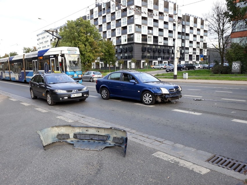 Wypadek na buspasie na Grabiszyńskiej. Objazdy MPK (ZDJĘCIA)