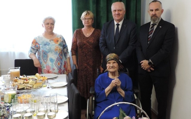 Zofia Kwiatkowska obchodziła 100 urodziny, do zdjęcia pozowała ze swoimi gośćmi z Urzędu Gminy Stromiec i KRUS w Białobrzegach.