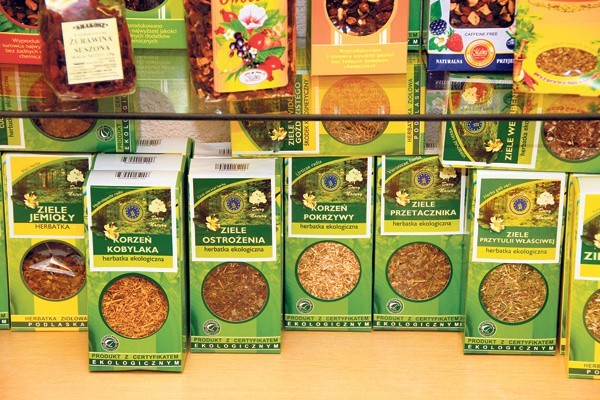 W sklepach ze zdrową żywnością dostępnych jest wiele gotowych mieszanek ziołowych.