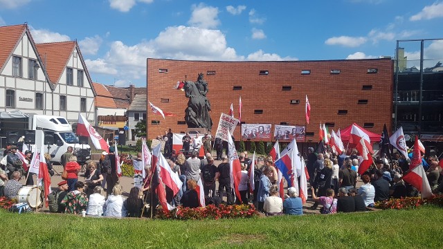 Kilkadziesiąt osób uczestniczyło w dzisiejszym wiecu pod pomnikiem Kazimierza Wielkiego.