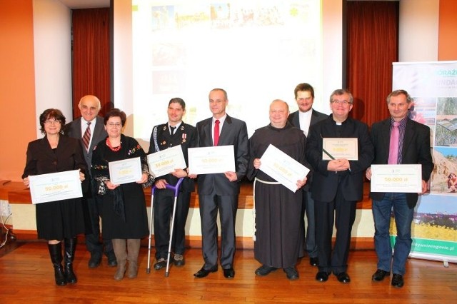 Granty górażdżańskiej fundacji odebrali wczoraj (od lewej):Teresa i Kazimierz Jednorogowie z Opola, Jolanta Lamm z Zespołu Szkół w Izbicku, Tomasz Kurpierz z OSPChrząszczyce, Andrzej Prefeta z MKS-u Gogolin, o. Błażej Kurowski, franciszkanin z Góry św. Anny, ks. Waldemar Chudala z parafii w Kędzierzynie-Koźlu, ks. Rudolf Nieszwiec z parafii w Strzelcach Opolskich oraz Joachim Kubilas, prezes OSiR-u w Krapkowicach.