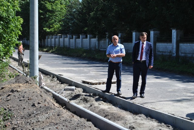 W Chruściechowie kończy się układanie krawężników. Na zdjęciu wicestarosta Ireneusz Gumowski i Włodzimierz Stachera.