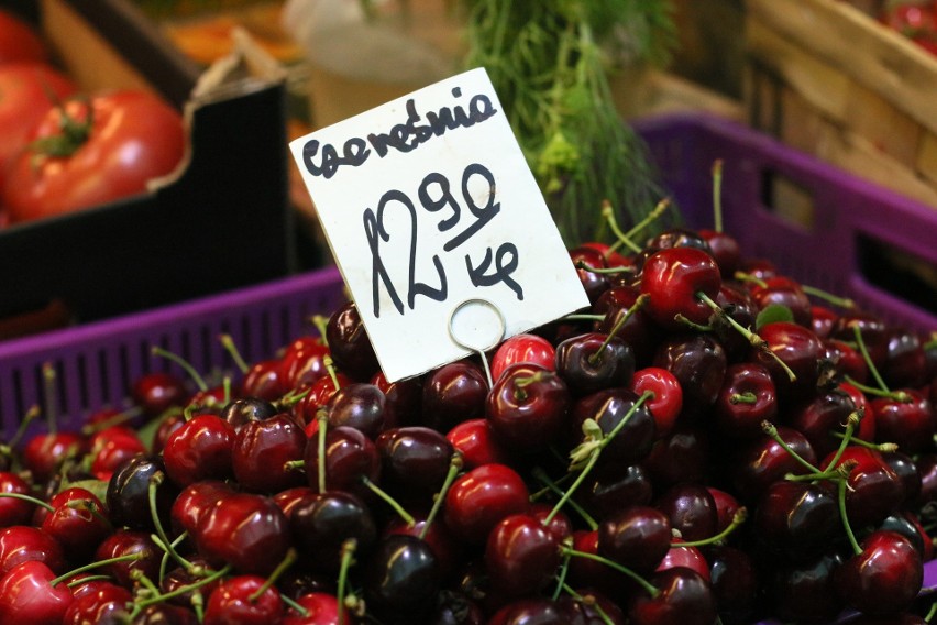 Truskawki i czereśnie coraz tańsze. Sprawdzamy ceny warzyw i owoców na lubelskich targowiskach. Zobacz 