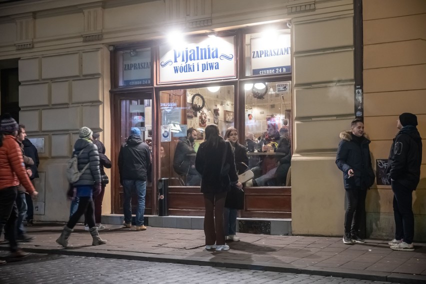 Rynek Główny w Krakowie w nocy z soboty na niedzielę