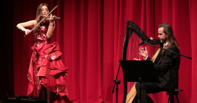 Koncert „Magia strun” w wykonaniu Barbary Szelągiewicz  iMichała Zatora  z wystawą prac Mileny Wiśniewskiej w teatrze w Grudziądzu