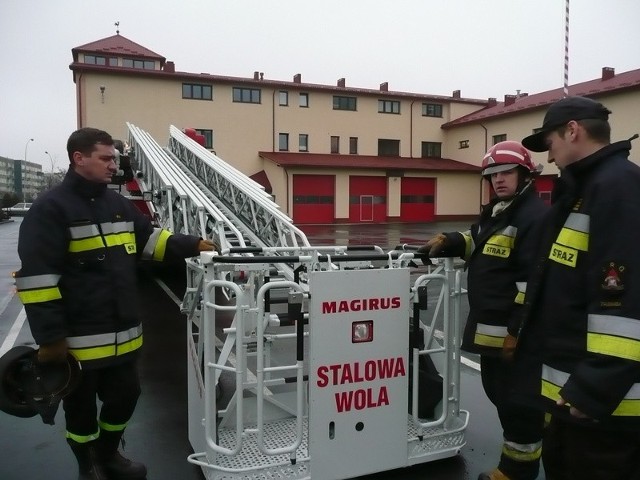 Strażacy przyznają, że pod koniec ubiegłego roku spełniło się ich zawodowe marzenie. Mają wreszcie w komendzie 37 metrową drabinę, która sięgnie do najwyższych pięter wszystkich stalowowolskich wieżowców