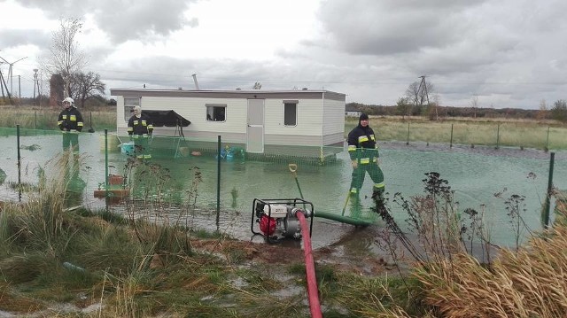 Silne opady deszczu spowodowały podtopienia w gminie Darłowo oraz w samym Darłowie. Strażacy z OSP od rana wypompowują wodę z zalanych piwnic w Jeżyczkach. Tam wylewa woda z rowów melioracyjnych. Układane są też worki z piaskiem. O zalanych ulicach informują także mieszkańcy Darłowa. Z kolei w Nowym Jarosławiu strażacy z OSP Słowino wypompowywali wodę z działki, na której znajdował się domek holenderski. Stan rzek w powiecie sławieńskim jest wysoki. Na szczęście pogoda się poprawia, przestało padać. Sztorm na Bałtyku 