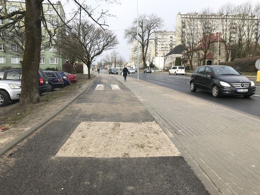 Nowa ścieżka rowerowa na alei 3 Maja w Słupsku ma już dziurę. Przyczyną jest awaria sieci wodociągowej [ZDJĘCIA]