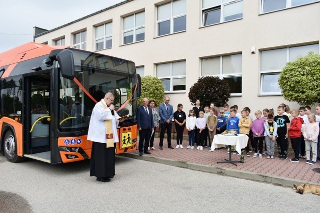 Ksiądz Edward Swat, proboszcz parafii w Rusinowie dokonał poświęcenia nowego autobusu.