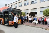 W Rusinowie przed szkołą został poświęcony autobus, który będzie woził uczniów i przedszkolaków