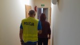 Pijany pasażer audi wyzywał policjantów, a potem zaczął ich szarpać. Agresywny 22-latek został szybko obezwładniony