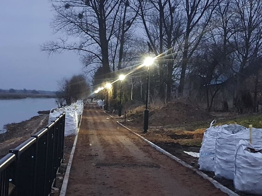 Trakt pieszo-rowerowy będzie biegł wzdłuż Narwi po obu...