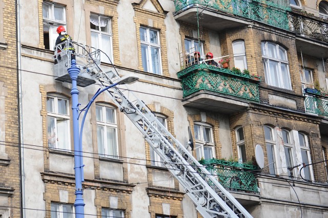 Mostowa w Poznaniu: Strażacy musieli wejść przez okno