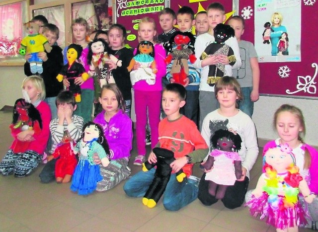 Uczniowie Szkoły Podstawowej numer 3 w Sandomierzu prezentują swoje prace - szmaciane lalki.