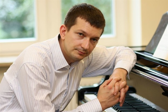 Podczas koncertu zagra znakomity pianista, Bartłomiej Kominek.