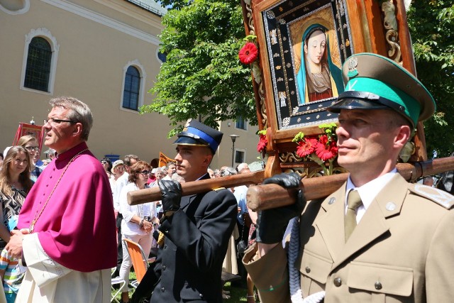 Niedzielne uroczystości Najświętszej Maryi Panny w Rokitnie przejdą do historii tej miejscowości i znajdującego się w niej sanktuarium, ale także całej diecezji zielonogórsko-gorzowskiej. Pierwszy raz odbyły się 18 czerwca. Do tej pory odbywały się 15 sierpnia.