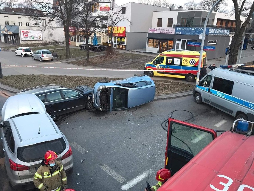 Groźny wypadek u zbiegu ul. Tatrzańskiej i ul. Przybyszewskiego. Kierowca hondy zignorował czerwone światło ZDJĘCIA